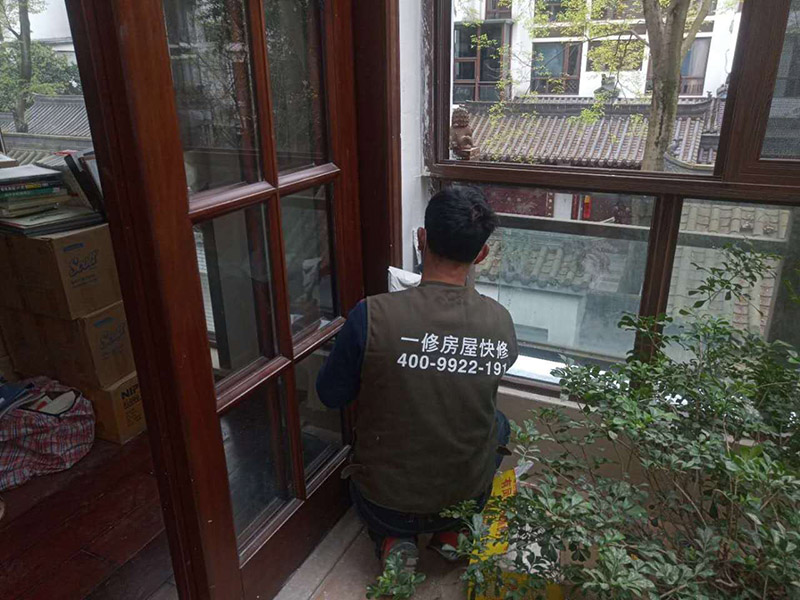 墻面刮膩子維修：刮膩子對不同的墻體有著不同的要求，像比較常見的混凝土的墻面，會出現(xiàn)一些氣孔與鼓起的現(xiàn)象，所以就要先把墻面修平整掉，磨平凸起處，填補凹陷處?；鶎幼龊锰幚砗螅瑝γ孢€是會有一些凹陷的地方，這個時候就可以用石膏膩子來補平。將石膏膩子壓實凹陷處，橫抹豎起的地方再重新刮一遍，這樣來確保墻面的平整。