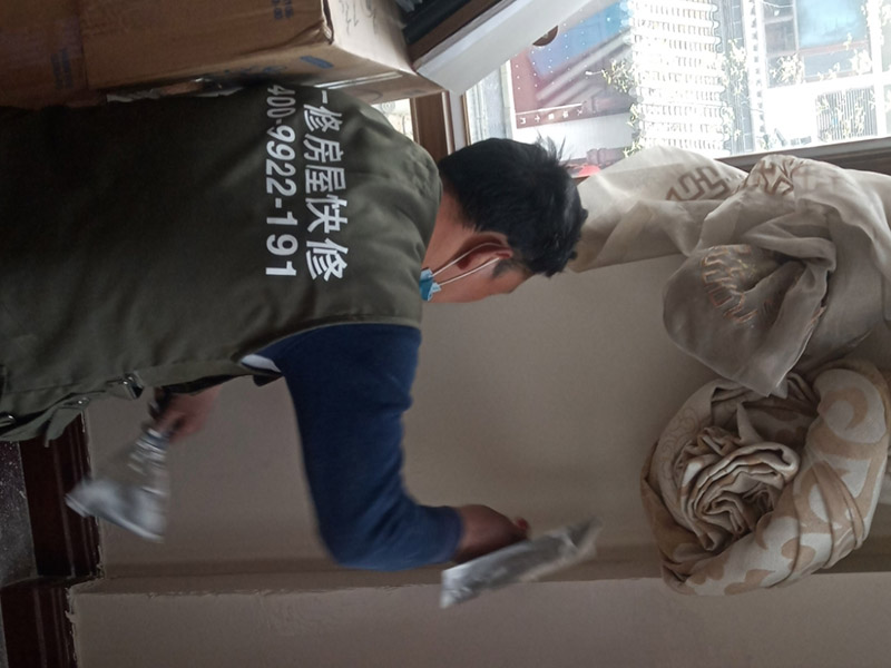 墻面刮膩子維修：刮膩子對不同的墻體有著不同的要求，像比較常見的混凝土的墻面，會出現(xiàn)一些氣孔與鼓起的現(xiàn)象，所以就要先把墻面修平整掉，磨平凸起處，填補凹陷處?；鶎幼龊锰幚砗?，墻面還是會有一些凹陷的地方，這個時候就可以用石膏膩子來補平。將石膏膩子壓實凹陷處，橫抹豎起的地方再重新刮一遍，這樣來確保墻面的平整。