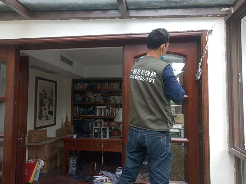 墻面刮膩子維修：刮膩子對不同的墻體有著不同的要求，像比較常見的混凝土的墻面，會出現(xiàn)一些氣孔與鼓起的現(xiàn)象，所以就要先把墻面修平整掉，磨平凸起處，填補凹陷處?；鶎幼龊锰幚砗?，墻面還是會有一些凹陷的地方，這個時候就可以用石膏膩子來補平。將石膏膩子壓實凹陷處，橫抹豎起的地方再重新刮一遍，這樣來確保墻面的平整。