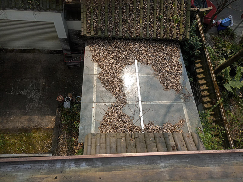 屋頂露臺(tái)翻新裝修：1.鏟除原防水層；2.清運(yùn)原屋面垃圾；3.處理屋面樓頂基礎(chǔ)；4.修補(bǔ)屋面基礎(chǔ)裂縫 空鼓等；5.涂刷冷底油； 原防水層鏟除清理——處理基礎(chǔ)裂縫、破損——特殊部位附加層——定位彈線接縫粘合、封口處理——涂刷接縫膠——鋪貼卷材——滿涂基層膠卷材收頭處理——防水層表面清理檢查——涂刷表面涂料