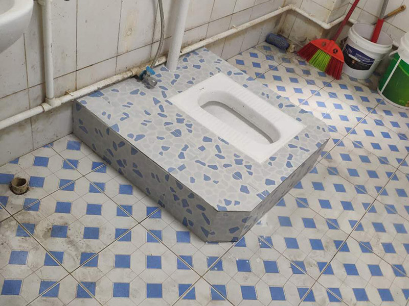 水泥砌蹲便：1、蹲便器的排污口和落水管的預(yù)留口均涂上粘結(jié)劑或者膠泥，將蹲便器的排污口與落水管的預(yù)留口接駁好，校正蹲便器位置。砌磚固定蹲便器，要預(yù)留填碎石的缺口。 2、待粘結(jié)劑干后，往蹲便器內(nèi)試沖水，觀察接口是否漏水。然后在地面和蹲便器之間填入碎石土，嚴(yán)禁真入水泥混凝土。用磚封閉缺口。較后在磚外面批水泥砂漿(水泥：砂=1：3)，貼上瓷磚。 3、與蹲便器相配合安裝的沖水閥分為：手壓式?jīng)_水閥和腳踏式?jīng)_水閥。 4、與蹲便器相配合安裝的水箱，水箱安裝高度距離便器水圈1.8米，水壓要求0.14~0.55Mpa為宜，才能有效達(dá)到良好的沖水效果。