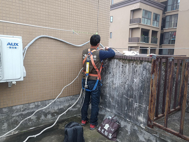 高空施工安全措施：先在高處使用的安全帶，各種零件不得有任何拆卸，如果有損壞的更是不得使用。然后登高作業(yè)使用的梯子要堅(jiān)固，放置要平穩(wěn)，梯子坡度以60到70度比較好，在安置防滑裝備。隨后高處作業(yè)現(xiàn)在必須有監(jiān)護(hù)人，在作業(yè)前監(jiān)護(hù)人和作業(yè)人員應(yīng)該認(rèn)真檢查在清理好現(xiàn)場。最后就是高處作業(yè)人員要按照設(shè)置的通道和扶梯行走不能貪圖方便就可以隨便亂走胡亂攀爬。