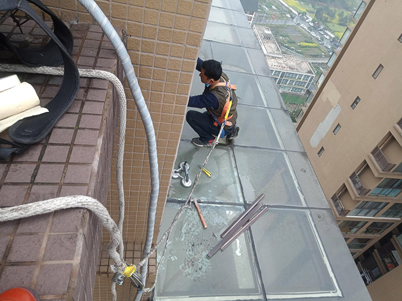 高空施工安全措施：先在高處使用的安全帶，各種零件不得有任何拆卸，如果有損壞的更是不得使用。然后登高作業(yè)使用的梯子要堅(jiān)固，放置要平穩(wěn)，梯子坡度以60到70度比較好，在安置防滑裝備。隨后高處作業(yè)現(xiàn)在必須有監(jiān)護(hù)人，在作業(yè)前監(jiān)護(hù)人和作業(yè)人員應(yīng)該認(rèn)真檢查在清理好現(xiàn)場。最后就是高處作業(yè)人員要按照設(shè)置的通道和扶梯行走不能貪圖方便就可以隨便亂走胡亂攀爬。