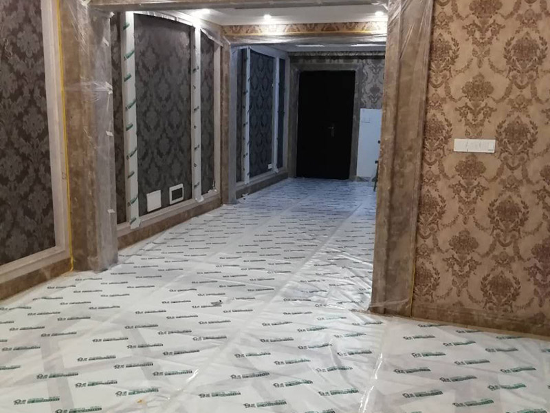 全屋地面保護裝修：各種裝修物料的進場以及各種建筑裝修垃圾的清理，都會經(jīng)過入戶門，這些物品在搬運的過程中，與入戶門發(fā)生磕碰、摩擦的機率大大增加，所以，第一個需要做好成品保護的地方就是我們的入戶門。建議：在裝修開工前直到家具進場期間，都需要對入戶門進行保護！對于這一點，可以使用成品保護膜將門包裹。瓷磚、地板的鋪裝，也屬于基礎(chǔ)裝修的部分，經(jīng)常發(fā)現(xiàn)瓷磚施工時和施工后都沒有做成品保護工作，具體的表現(xiàn)有：瓷磚邊鋪邊勾縫、在剛鋪的瓷磚、地板上堆放雜物、剛鋪的瓷磚就在上面走動踩踏、地面瓷磚、地板沒有使用成品保護膜覆蓋等，這些都會影響瓷磚的鋪貼效果，造成瓷磚的施工質(zhì)量問題。