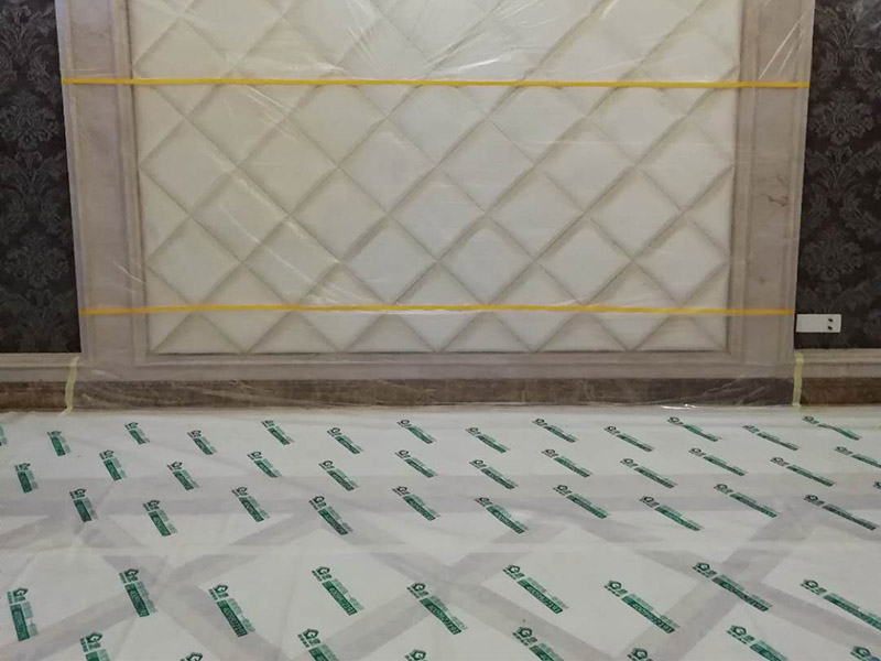 全屋地面保護裝修：各種裝修物料的進場以及各種建筑裝修垃圾的清理，都會經(jīng)過入戶門，這些物品在搬運的過程中，與入戶門發(fā)生磕碰、摩擦的機率大大增加，所以，第一個需要做好成品保護的地方就是我們的入戶門。建議：在裝修開工前直到家具進場期間，都需要對入戶門進行保護！對于這一點，可以使用成品保護膜將門包裹。瓷磚、地板的鋪裝，也屬于基礎(chǔ)裝修的部分，經(jīng)常發(fā)現(xiàn)瓷磚施工時和施工后都沒有做成品保護工作，具體的表現(xiàn)有：瓷磚邊鋪邊勾縫、在剛鋪的瓷磚、地板上堆放雜物、剛鋪的瓷磚就在上面走動踩踏、地面瓷磚、地板沒有使用成品保護膜覆蓋等，這些都會影響瓷磚的鋪貼效果，造成瓷磚的施工質(zhì)量問題。