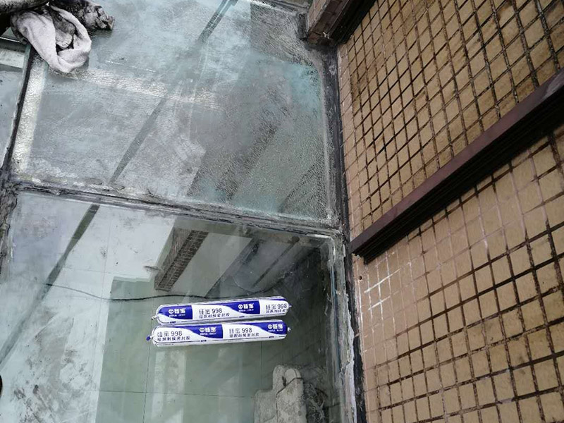 玻璃舊防水鏟除：把原先的玻璃膠鏟除干凈，用吹風(fēng)機或是紙巾把水分弄干，保證需要打玻璃膠的位置的干燥，然后再開始打膠。注意：記住打膠的時候，里外都要打上。要等上24小時，等到玻璃膠完全干透后，才可以繼續(xù)使用。要選用正規(guī)廠商生產(chǎn)的質(zhì)量好的玻璃膠，否則在衛(wèi)生間潮濕的環(huán)境中，很容易發(fā)霉。最好在裝修衛(wèi)生間之前和工人師傅溝通好，讓他們對擋水條進行預(yù)埋，這樣才能從根源上避免以后出現(xiàn)的滲水問題。 