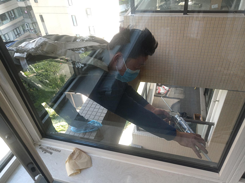 窗戶打膠維修：1、當我們粘在破碎的橋梁的鋁門窗上時，如果需要在外面粘合，我們必須將它粘在外面，因為如果它幾乎不粘在室內，它顯然會不均勻。它不起防水功能。  2、當我們將破碎的橋梁的鋁門和窗戶粘在一起時，我們需要將膠帶放在鋁門的側面和斷橋的窗戶上。不要將它粘在頂部也很重要。否則，更重要的是。之后，膠帶脫膠，防水效果消失。