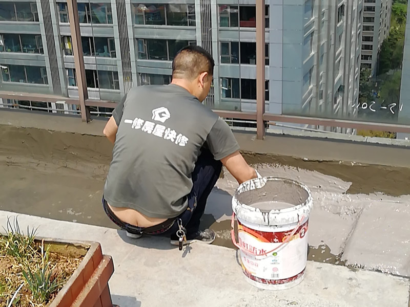 露臺防水維修：室外防水,基本上都是采用卷材粘貼的方式來做的。個人建議大家就選擇改良SBS防水卷材來做露臺的防水。這種也是最常用,價格也是很便宜的一種防水方式,做好了效果也是非常的好。 1、選擇防水涂料：暴露于自然的防水層的陽臺，暴露在溫暖的陽光，雨雪，嚴寒和熱溫度折磨，沒有優(yōu)異的性能和良好的保護措施，陣風(fēng)侵蝕，難以實現(xiàn)所需的阻力。 2、選擇柔軟排排出：在大雨和臺風(fēng)，降雨量超過排水地漏的容量更大，有可能是陽臺地面形成水。 3、地形必須設(shè)計有坡度：未密封的陽臺會在大雨的情況下淹沒房間。為了防止雨水進入房間，在翻新地板時應(yīng)考慮水平傾斜，以確保水可以流入排水井而不能流入房間。露臺防水露臺防水 陽臺地板必須——6030毫米內(nèi)部的地板的下方，朝向的排水和水保持在邊緣的外邊緣中的雨水管，以排出水的方向上的緩坡。