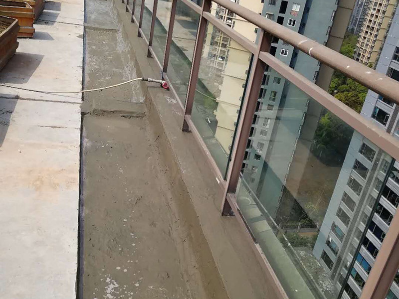 露臺防水維修：室外防水,基本上都是采用卷材粘貼的方式來做的。個人建議大家就選擇改良SBS防水卷材來做露臺的防水。這種也是最常用,價格也是很便宜的一種防水方式,做好了效果也是非常的好。 1、選擇防水涂料：暴露于自然的防水層的陽臺，暴露在溫暖的陽光，雨雪，嚴寒和熱溫度折磨，沒有優(yōu)異的性能和良好的保護措施，陣風(fēng)侵蝕，難以實現(xiàn)所需的阻力。 2、選擇柔軟排排出：在大雨和臺風(fēng)，降雨量超過排水地漏的容量更大，有可能是陽臺地面形成水。 3、地形必須設(shè)計有坡度：未密封的陽臺會在大雨的情況下淹沒房間。為了防止雨水進入房間，在翻新地板時應(yīng)考慮水平傾斜，以確保水可以流入排水井而不能流入房間。露臺防水露臺防水 陽臺地板必須——6030毫米內(nèi)部的地板的下方，朝向的排水和水保持在邊緣的外邊緣中的雨水管，以排出水的方向上的緩坡。