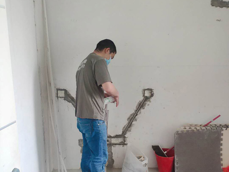 墻面電路開槽：一般墻面盡量避免橫向開槽：墻面開槽需要注意橫向要少用，墻體橫向開槽就會(huì)對墻體產(chǎn)生破壞，不僅破壞了墻體的結(jié)構(gòu)，也為我們的房子埋下了很多的安全隱患問題，如果真的需要對墻體橫向開槽，那么就一定要注意切不可用鉆頭直接對于墻體進(jìn)行開槽，應(yīng)該用墻體開割機(jī)。2.墻面橫向開槽要注意厚度，一般原則不允許對于墻體橫向開槽的，真的要這樣做的話，在開槽前一定要注意一些事項(xiàng)，也要仔細(xì)考慮清楚是否真的需要橫向開槽。 要遵循“橫平豎直”原則首先要關(guān)注水管、電線的鋪設(shè)是否合理，如果水管電線預(yù)埋不按規(guī)范，當(dāng)水電改造完成后，便難以確認(rèn)水管電線預(yù)埋的位置。&nbsp;<br></p><p>開槽：用切割機(jī)械及電錘將線槽開出。此過程要求工人對切割機(jī)使用熟練，才能嚴(yán)格按照線路裁切，還要細(xì)心謹(jǐn)慎，以防破壞其他墻面。