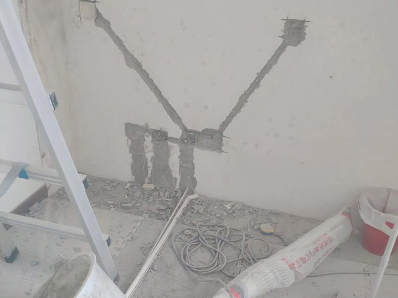 墻面電路開槽：一般墻面盡量避免橫向開槽：墻面開槽需要注意橫向要少用，墻體橫向開槽就會(huì)對墻體產(chǎn)生破壞，不僅破壞了墻體的結(jié)構(gòu)，也為我們的房子埋下了很多的安全隱患問題，如果真的需要對墻體橫向開槽，那么就一定要注意切不可用鉆頭直接對于墻體進(jìn)行開槽，應(yīng)該用墻體開割機(jī)。2.墻面橫向開槽要注意厚度，一般原則不允許對于墻體橫向開槽的，真的要這樣做的話，在開槽前一定要注意一些事項(xiàng)，也要仔細(xì)考慮清楚是否真的需要橫向開槽。 要遵循“橫平豎直”原則首先要關(guān)注水管、電線的鋪設(shè)是否合理，如果水管電線預(yù)埋不按規(guī)范，當(dāng)水電改造完成后，便難以確認(rèn)水管電線預(yù)埋的位置。&nbsp;<br></p><p>開槽：用切割機(jī)械及電錘將線槽開出。此過程要求工人對切割機(jī)使用熟練，才能嚴(yán)格按照線路裁切，還要細(xì)心謹(jǐn)慎，以防破壞其他墻面。