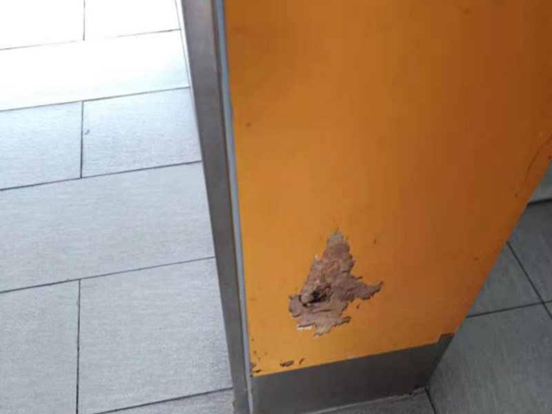 墻壁局部修補：修補墻面有的時候,墻面滲水發(fā)霉可以直接更換水管或者修補:也是很簡單的,如修補墻面果是水管的原因,可以更換水管,或者是先利用修補水管的專用膠布作臨時修補。 首先來說，鏟除剝落部分重刮膩子，也是基本施工，白墻或者裸墻局部起鼓或者輕微龜裂剝落的話，可以把出現(xiàn)問題的地方鏟除，并將鏟除部分的邊緣磨平滑后，重新刮一次膩子，上底漆，再刷再涂，不過可能會跟原來的墻面有一點色差。 其次來說，接滾刷面漆覆蓋局部，非常簡單，如果是簡單的掉色，一般建議采取滾刷的方式，覆蓋新一輪底漆和相似的面漆就可以。 最后來說，除舊墻全面施工刷新，這個要素的了解，全面施工等于重新裝修一樣，工程量是最大的，適用于存在多處開裂、掉皮、起粉現(xiàn)象的墻面。