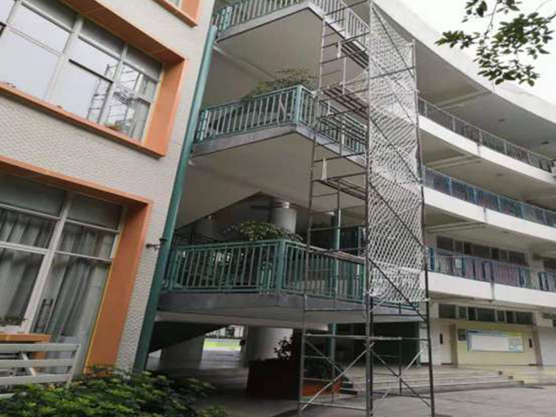 護欄翻新裝修：第一、在使用前可以在圍欄表面噴上防腐漆，這樣能起到降低圍欄生銹的效果。 第二、在祛除圍欄表面的銹時，可以使用具有酸性的液體。 第三、汽油也能阻止圍欄生銹，因此可以選擇汽油來作保養(yǎng)，防止銹蝕進行擴散。 其中在表面噴灑油漆和汽油是比較簡單和常用的方法。硫酸腐蝕性強容易腐蝕到肌膚建議不要采用。然而用油漆和汽油也要注意，因為油漆和汽油兩種液體容易燃燒，噴灑時要與火源隔絕，避免災(zāi)難的發(fā)生。