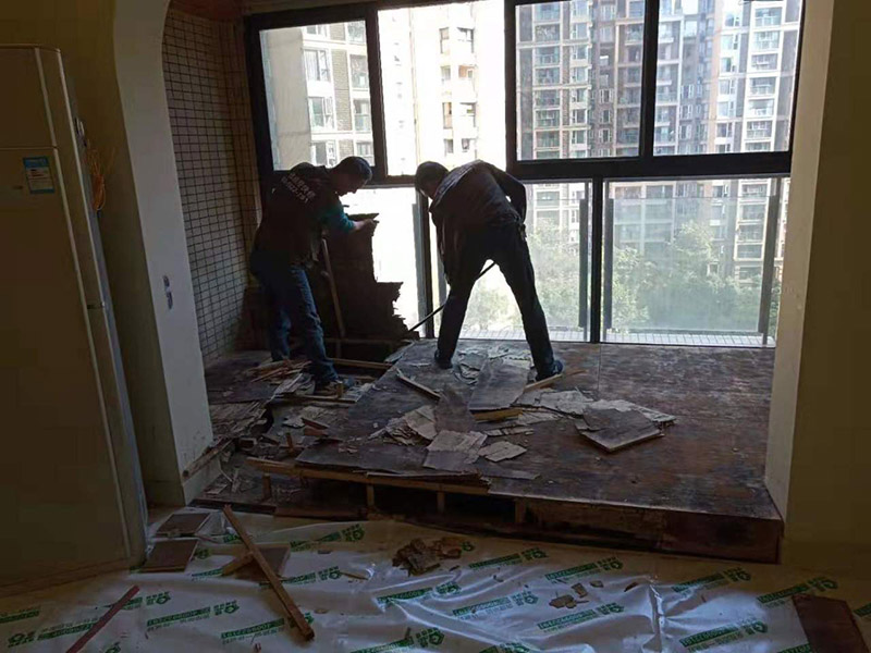 客廳陽臺地板拆除：先從踢腳線的開始拆，用平口啰嗦刀沿著踢腳線開始劃開。把踢腳線劃開后，就能把踢腳邊取下。地板就松動了，再順著松動的地板移動，讓更大面積的地板繼續(xù)松動。只到能方便取下，再動手取地板。拆地板的時候，不要亂拆，要順著地板的順序拆。一塊一塊的拆下，在拆的過程中若不好取，就要螺絲刀幫忙，就好拆多了。雖然舊地板還能有利于價值，所以拆的時候要盡量保存完整。但在拆地板的時候，即使再小心都會有破損的，所以要有這些心理準(zhǔn)備。待舊地板完全拆完后，把地面清掃干凈。再晾一段時間才能重新裝地板，因此潮濕的地面是不適合裝地板的，等完全干燥透了再鋪新的地板。