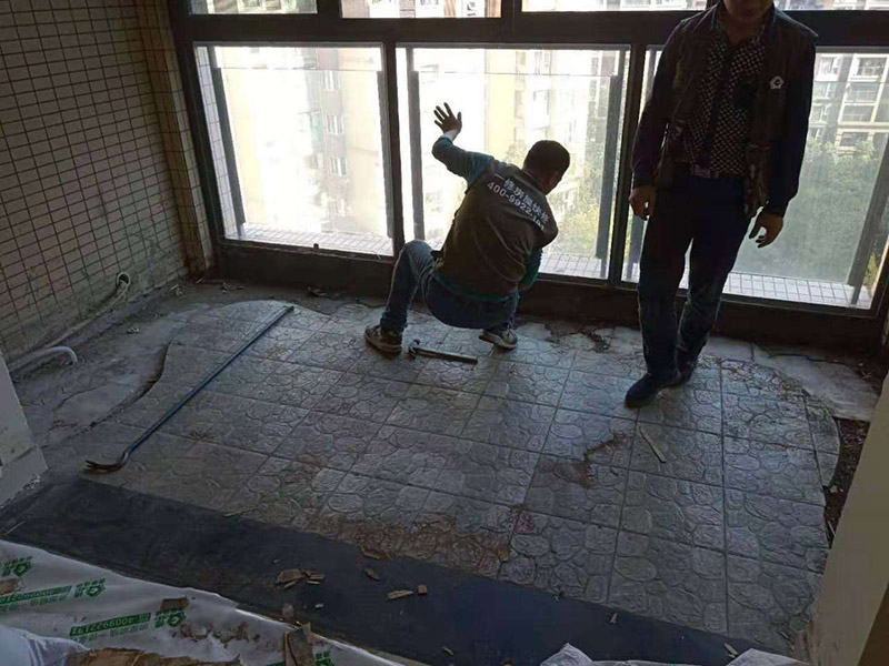 客廳陽臺地板拆除：先從踢腳線的開始拆，用平口啰嗦刀沿著踢腳線開始劃開。把踢腳線劃開后，就能把踢腳邊取下。地板就松動了，再順著松動的地板移動，讓更大面積的地板繼續(xù)松動。只到能方便取下，再動手取地板。拆地板的時候，不要亂拆，要順著地板的順序拆。一塊一塊的拆下，在拆的過程中若不好取，就要螺絲刀幫忙，就好拆多了。雖然舊地板還能有利于價值，所以拆的時候要盡量保存完整。但在拆地板的時候，即使再小心都會有破損的，所以要有這些心理準(zhǔn)備。待舊地板完全拆完后，把地面清掃干凈。再晾一段時間才能重新裝地板，因此潮濕的地面是不適合裝地板的，等完全干燥透了再鋪新的地板。