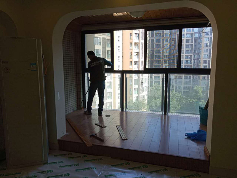 客廳陽臺地板拆除：先從踢腳線的開始拆，用平口啰嗦刀沿著踢腳線開始劃開。把踢腳線劃開后，就能把踢腳邊取下。地板就松動了，再順著松動的地板移動，讓更大面積的地板繼續(xù)松動。只到能方便取下，再動手取地板。拆地板的時候，不要亂拆，要順著地板的順序拆。一塊一塊的拆下，在拆的過程中若不好取，就要螺絲刀幫忙，就好拆多了。雖然舊地板還能有利于價值，所以拆的時候要盡量保存完整。但在拆地板的時候，即使再小心都會有破損的，所以要有這些心理準(zhǔn)備。待舊地板完全拆完后，把地面清掃干凈。再晾一段時間才能重新裝地板，因此潮濕的地面是不適合裝地板的，等完全干燥透了再鋪新的地板。