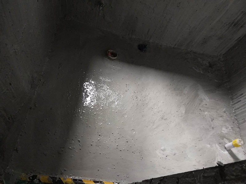 衛(wèi)生間基層防水：1.利用水泥砂漿水泥砂漿或豆石混凝土鋪平坡度。2.利用管根密封膏封嚴(yán)管線，管線要穿透樓板根部。刷防水涂料時(shí)可以貼1-2層玻璃絲布加強(qiáng)防水性。3.墻壁表面打磨成干凈平光沒(méi)有顆?；覊m，墻壁與地面的交接區(qū)域注意原角和坡角的設(shè)置。4.聚氨酯防水涂膜由管根和墻角處開(kāi)始進(jìn)行涂抹，在常溫下經(jīng)過(guò)4小時(shí)放干后，再大面積涂抹和刮刷。注意涂料總厚度大于1. 5毫米，不能有漏刮和鼓泡的不良現(xiàn)象。24小時(shí)后立面涂刷下一層，之后再以垂直的方向進(jìn)行二次涂刷。最后涂膜半固化，拋甩粗砂粒方便與水泥砂漿融合。5.防水層的設(shè)置與具體區(qū)域有關(guān)。防水地面的防水層應(yīng)高出地面200寬，地面防水層應(yīng)超出衛(wèi)生間門口以外300寬。而又淋浴的衛(wèi)生間墻面防水層則應(yīng)設(shè)置為高出地面1800寬。6.展開(kāi)閉水實(shí)驗(yàn)的時(shí)候，先完成防水工作再利用包立管方法。之后再局部進(jìn)行防水。閉水試驗(yàn)也可為了避免破壞地面防水層而免做。