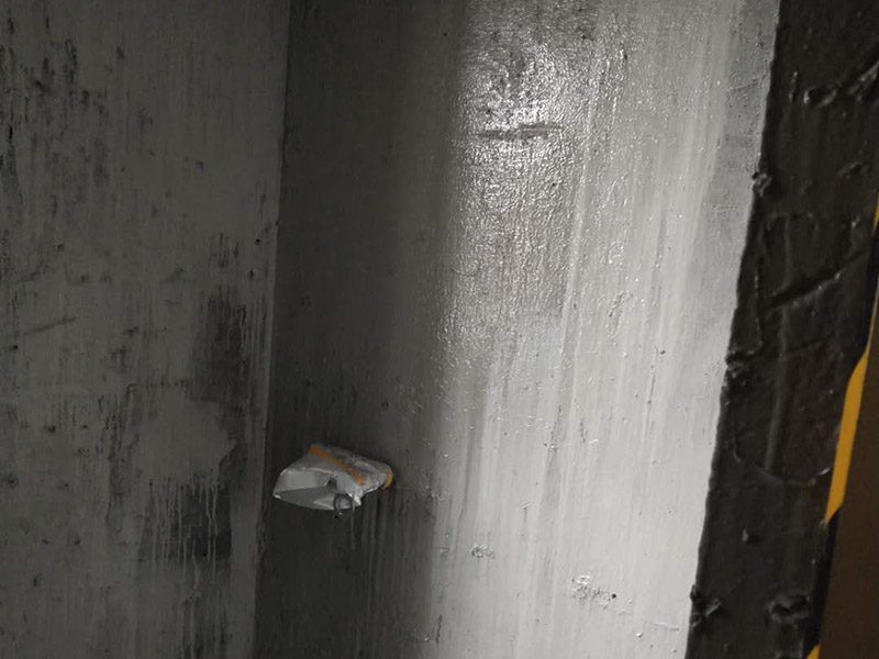 衛(wèi)生間基層防水：1.利用水泥砂漿水泥砂漿或豆石混凝土鋪平坡度。2.利用管根密封膏封嚴(yán)管線，管線要穿透樓板根部。刷防水涂料時(shí)可以貼1-2層玻璃絲布加強(qiáng)防水性。3.墻壁表面打磨成干凈平光沒(méi)有顆?；覊m，墻壁與地面的交接區(qū)域注意原角和坡角的設(shè)置。4.聚氨酯防水涂膜由管根和墻角處開(kāi)始進(jìn)行涂抹，在常溫下經(jīng)過(guò)4小時(shí)放干后，再大面積涂抹和刮刷。注意涂料總厚度大于1. 5毫米，不能有漏刮和鼓泡的不良現(xiàn)象。24小時(shí)后立面涂刷下一層，之后再以垂直的方向進(jìn)行二次涂刷。最后涂膜半固化，拋甩粗砂粒方便與水泥砂漿融合。5.防水層的設(shè)置與具體區(qū)域有關(guān)。防水地面的防水層應(yīng)高出地面200寬，地面防水層應(yīng)超出衛(wèi)生間門口以外300寬。而又淋浴的衛(wèi)生間墻面防水層則應(yīng)設(shè)置為高出地面1800寬。6.展開(kāi)閉水實(shí)驗(yàn)的時(shí)候，先完成防水工作再利用包立管方法。之后再局部進(jìn)行防水。閉水試驗(yàn)也可為了避免破壞地面防水層而免做。