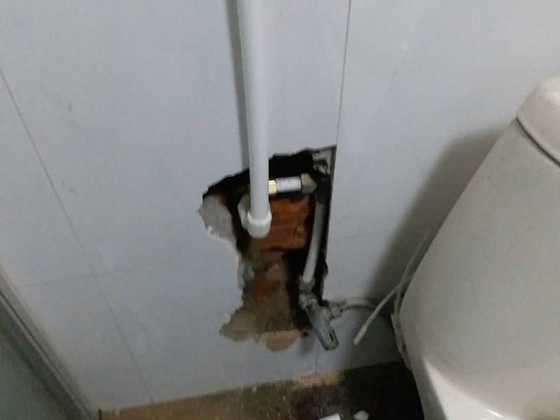 暗管改明管維修：房子里明裝的管道,適合于土建的粉飾作業(yè)結(jié)束之后施行,配裝之前,需要幫助土建準(zhǔn)確的預(yù)留或者是預(yù)埋孔洞以及套管。明敷的給水立管宜布置在靠近用水量大的衛(wèi)生器具的墻角、墻邊或立柱旁。   明敷的給水管不得穿越臥室、儲藏室以及煙道、風(fēng)道；給水管道不得緊挨熱源；給水立管距熱水器或者灶邊凈距不得小于內(nèi)400mm，當(dāng)條件不具備時(shí)，但最小凈距不得小于200mm。   根據(jù)住宅給水管道工程防凍保濕技術(shù)規(guī)程的要求給水管無論是室外明露敷設(shè)時(shí)，還是在室內(nèi)明敷都要考慮的一些可能的情況，如可能有冬季較容低溫度的冰凍現(xiàn)象，這時(shí)在鋪設(shè)時(shí)就應(yīng)采取防凍措施，確保管道外觀美觀的同時(shí)，應(yīng)用更加安全。