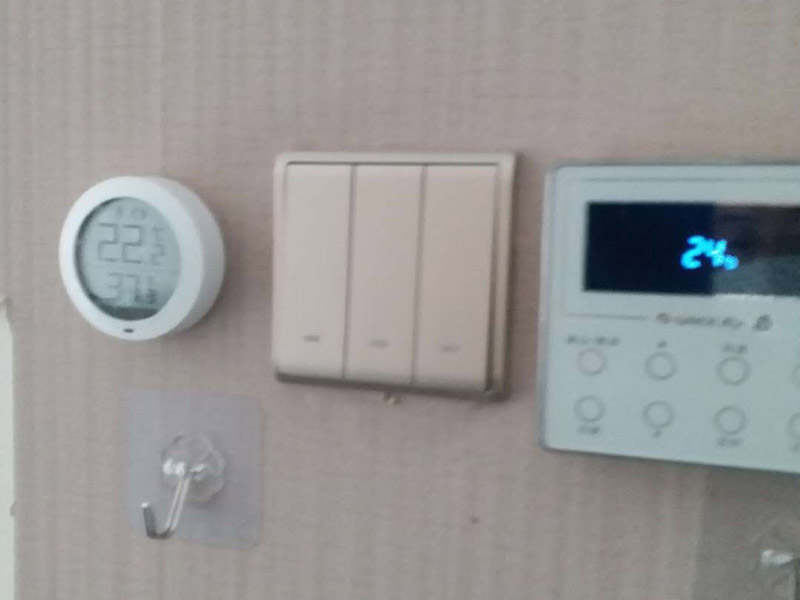 更換開關(guān)插座面板：首先斷開家里的總電源，然后用改錐撬動(dòng)開關(guān)面板邊上的凹槽，面板的第1層就打開了，可以看到里面有兩顆螺絲擰開，這樣整個(gè)面板就可以被拉出，可以看到里面的電盒，以及電線，擰開面板里面的螺絲把電線取出，但是要記住，電線的位置，他們分別是火線，地線，零線。然后換上新的面板，注意三根電線千萬不要接錯(cuò)，位置是一樣的，換好以后，按照原來的順序安裝好面板打開電源，試一下開關(guān)，正常了就可以了。