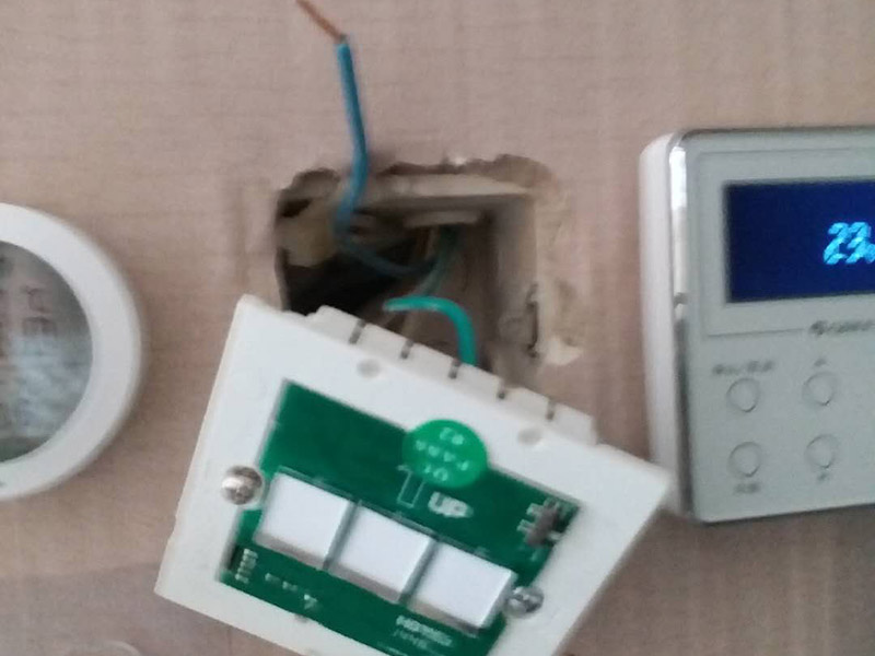 更換開關(guān)插座面板：首先斷開家里的總電源，然后用改錐撬動(dòng)開關(guān)面板邊上的凹槽，面板的第1層就打開了，可以看到里面有兩顆螺絲擰開，這樣整個(gè)面板就可以被拉出，可以看到里面的電盒，以及電線，擰開面板里面的螺絲把電線取出，但是要記住，電線的位置，他們分別是火線，地線，零線。然后換上新的面板，注意三根電線千萬不要接錯(cuò)，位置是一樣的，換好以后，按照原來的順序安裝好面板打開電源，試一下開關(guān)，正常了就可以了。