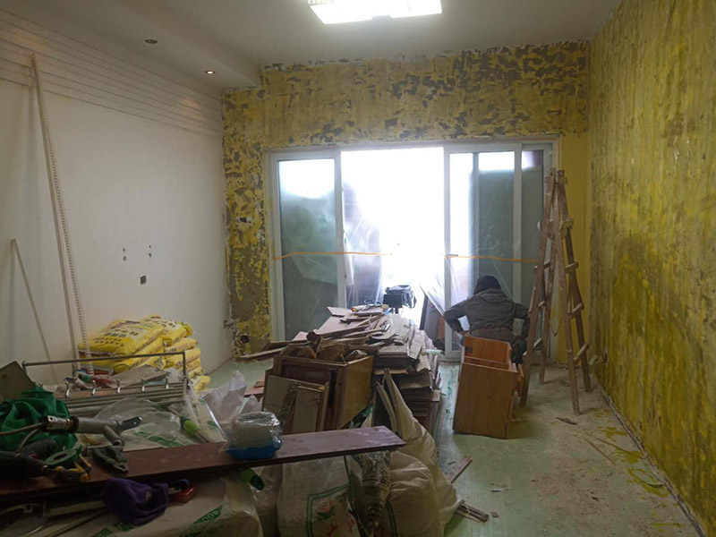 全屋墻面裝修翻新：舊墻面在翻新前一定要做墻面基底處理，粉化嚴(yán)重的要全部鏟除，鏟除后抹上一層白水泥，原來墻面過于光滑、刷過油漆的鏟除后還要做打磨處理，把粘結(jié)不牢的表皮去掉，便于新涂料和墻體粘結(jié)。對于老房翻新，墻面一定要做底漆，如果沒有刷底漆就直接上面漆的話，時間一長墻面容易起泡、發(fā)霉，太陽照曬時間長了也容易變色。墻面色差是修補墻面時需要盡量避免的，為此，應(yīng)該注意按照油漆桶的說明配比、涂刷，最好估算好用量，一次準(zhǔn)備足夠的量，這樣能保證墻面顏色一致，也能避免用量不足重新調(diào)配出來的顏色有差異。