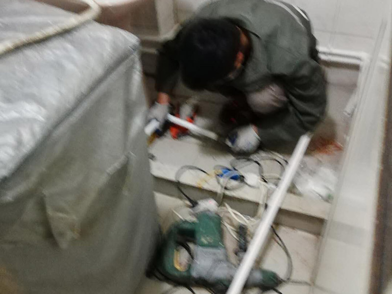 櫥柜裝修翻新：櫥柜翻新首先看下內(nèi)部柜體是否完好，如果還可以的話，我們只需要更換櫥柜門就可以了，畢竟全部換柜很麻煩，只要換個(gè)相同尺寸的櫥柜門就會(huì)有煥然一新的感覺?；蛘吖耋w本身材料還可以只是外表的漆面有脫落，比較難看，那么可以用沙皮刷掉表面漆層，然后重新噴涂其他漆色來?yè)Q新處理。不然就全部更換舊的櫥柜，但是拆除舊櫥柜一定要注意墻面和地面，由于范圍較大，很容易損壞其他部位，所以一定要要專業(yè)人士進(jìn)行施工。