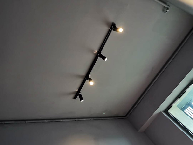 燈具安裝維修：掉線式燈頭安裝：將電源線留足維修長度后剪除余線并剝出線頭，將導(dǎo)線穿過燈頭底座，用連接螺釘將底座固定在接線盒上。取一段燈線，在一端接上燈頭，燈頭內(nèi)應(yīng)系好保險(xiǎn)扣，將燈線另一頭穿入底座蓋碗，燈線在蓋碗內(nèi)系好保險(xiǎn)扣并與底座上的電源線用壓接帽連接，旋上扣碗。 吸頂燈安裝：將電源線留足維修長度后剪除余先并剝出線頭，取下吸頂燈罩，把預(yù)留的電線從孔里穿過燈底座用記號(hào)筆標(biāo)出底座預(yù)留的螺絲孔取下燈底座，用電錘打出標(biāo)記的螺絲孔（一般燈具都是8個(gè)的鉆頭）孔內(nèi)塞入膨脹管，導(dǎo)線穿過燈具底座，燈具貼近頂板對(duì)好螺絲孔，擰緊螺絲 ，接好導(dǎo)線 扣上燈罩