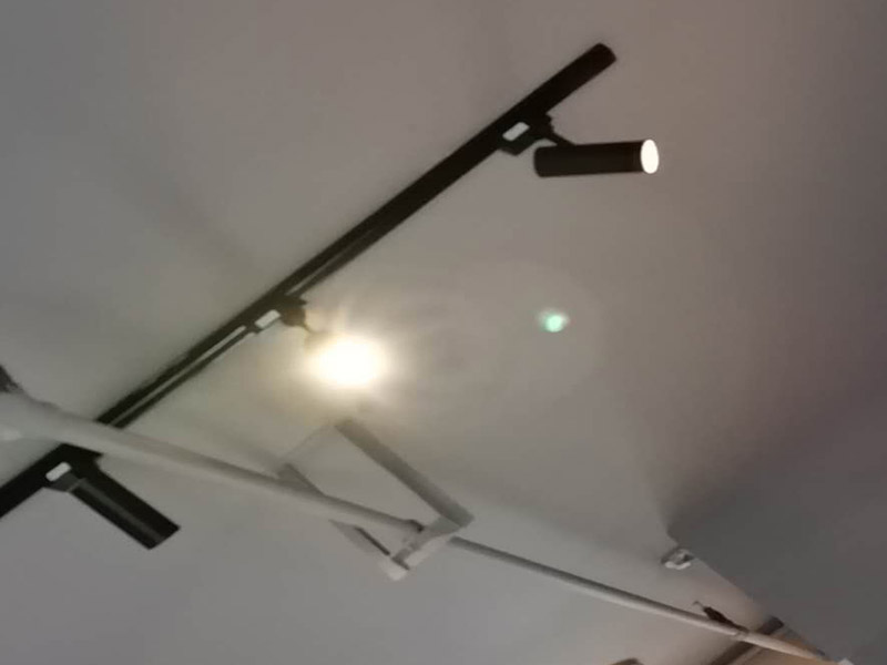 燈具安裝維修：掉線式燈頭安裝：將電源線留足維修長度后剪除余線并剝出線頭，將導(dǎo)線穿過燈頭底座，用連接螺釘將底座固定在接線盒上。取一段燈線，在一端接上燈頭，燈頭內(nèi)應(yīng)系好保險(xiǎn)扣，將燈線另一頭穿入底座蓋碗，燈線在蓋碗內(nèi)系好保險(xiǎn)扣并與底座上的電源線用壓接帽連接，旋上扣碗。 吸頂燈安裝：將電源線留足維修長度后剪除余先并剝出線頭，取下吸頂燈罩，把預(yù)留的電線從孔里穿過燈底座用記號(hào)筆標(biāo)出底座預(yù)留的螺絲孔取下燈底座，用電錘打出標(biāo)記的螺絲孔（一般燈具都是8個(gè)的鉆頭）孔內(nèi)塞入膨脹管，導(dǎo)線穿過燈具底座，燈具貼近頂板對(duì)好螺絲孔，擰緊螺絲 ，接好導(dǎo)線 扣上燈罩