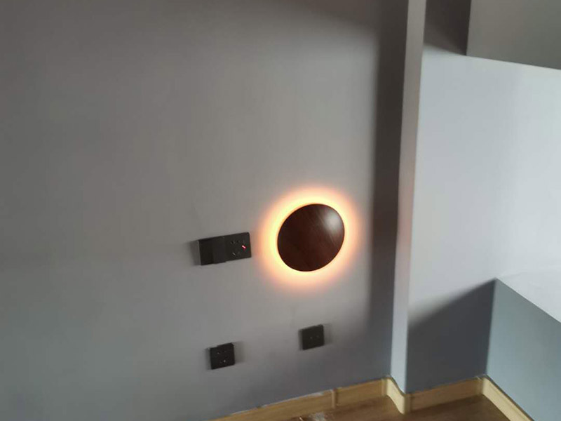 燈具安裝維修：掉線式燈頭安裝：將電源線留足維修長度后剪除余線并剝出線頭，將導(dǎo)線穿過燈頭底座，用連接螺釘將底座固定在接線盒上。取一段燈線，在一端接上燈頭，燈頭內(nèi)應(yīng)系好保險(xiǎn)扣，將燈線另一頭穿入底座蓋碗，燈線在蓋碗內(nèi)系好保險(xiǎn)扣并與底座上的電源線用壓接帽連接，旋上扣碗。 吸頂燈安裝：將電源線留足維修長度后剪除余先并剝出線頭，取下吸頂燈罩，把預(yù)留的電線從孔里穿過燈底座用記號(hào)筆標(biāo)出底座預(yù)留的螺絲孔取下燈底座，用電錘打出標(biāo)記的螺絲孔（一般燈具都是8個(gè)的鉆頭）孔內(nèi)塞入膨脹管，導(dǎo)線穿過燈具底座，燈具貼近頂板對(duì)好螺絲孔，擰緊螺絲 ，接好導(dǎo)線 扣上燈罩