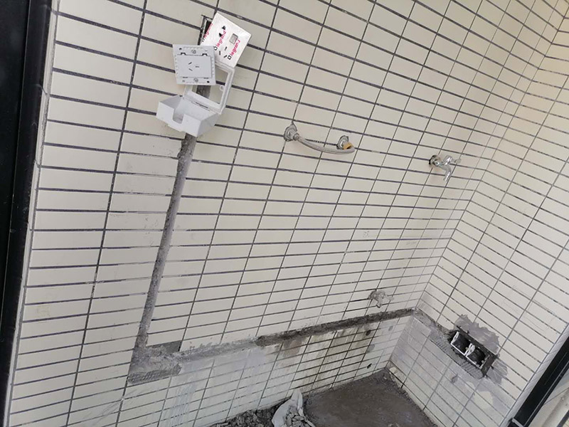 電路開槽走線：首先要根據(jù)電路的用途進行電路定位。定位完成后，根據(jù)定位和電路走向，開布線槽。線路槽很有講究，要橫平豎直。不過，規(guī)范的做法是盡量少開橫槽，會影響墻的承受力。開槽深度應一致，一般為PVC管直徑+10mm，要求槽線筆直。冷彎管要用彎管工具，弧度應該是線管直徑的6倍，先排管，后用鋼絲穿過，便于以后線路升級、維修。為防止信號干擾，強弱電的間距應為500mm，但很多施工達不到這個標準。如果達不到，就應該對弱電進行屏蔽處理。要做到強、弱電更不能同穿一根管內。