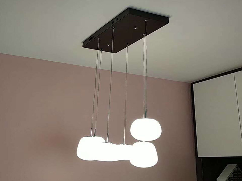 電路開槽走線：首先要根據(jù)電路的用途進行電路定位。定位完成后，根據(jù)定位和電路走向，開布線槽。線路槽很有講究，要橫平豎直。不過，規(guī)范的做法是盡量少開橫槽，會影響墻的承受力。開槽深度應一致，一般為PVC管直徑+10mm，要求槽線筆直。冷彎管要用彎管工具，弧度應該是線管直徑的6倍，先排管，后用鋼絲穿過，便于以后線路升級、維修。為防止信號干擾，強弱電的間距應為500mm，但很多施工達不到這個標準。如果達不到，就應該對弱電進行屏蔽處理。要做到強、弱電更不能同穿一根管內。