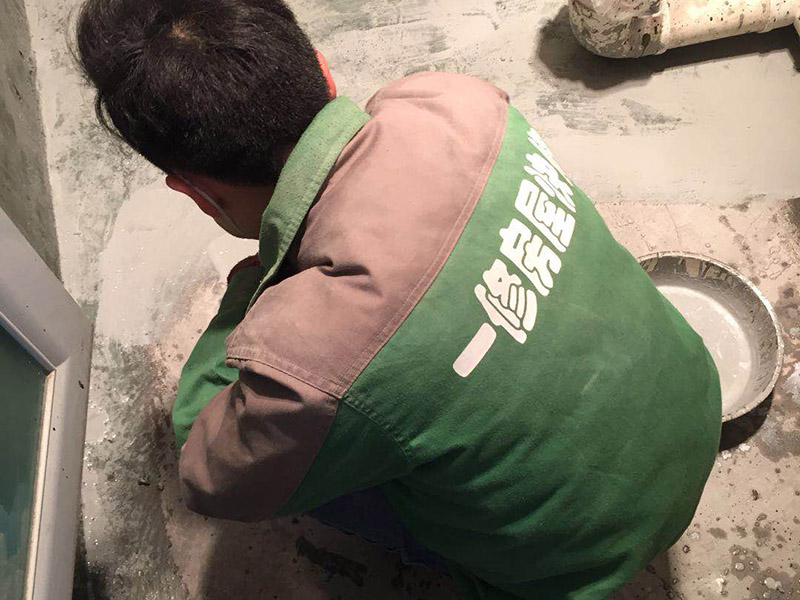 衛(wèi)生間刷防水：清理墻面和地面 在涂刷防水涂層之前，先要清理墻面和地面，同時要用連接的氣泵皮管吹盡陰角處的浮沉。刷防水涂料時先刷墻角部位，交接處應(yīng)有200mm，不得有漏刷情況。 墻角涂刷完成后涂刷墻體：第一遍涂刷墻面時，應(yīng)上下縱向涂刷，第二遍涂刷墻體，應(yīng)左右橫向涂刷。注意、第二遍防水涂料間需要有一定時間間隔，待遍涂料干透后才能進(jìn)行第二遍，具體時間視涂料而定。間隔時間太短，防水的效果會大打折扣。地面防水涂料的涂刷應(yīng)該從房間里側(cè)向門口涂刷，地面水管接口處尤其要仔細(xì)涂刷，不能有任何遺漏。