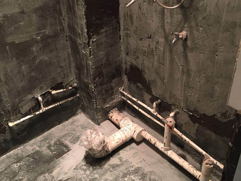 衛(wèi)生間刷防水：清理墻面和地面 在涂刷防水涂層之前，先要清理墻面和地面，同時要用連接的氣泵皮管吹盡陰角處的浮沉。刷防水涂料時先刷墻角部位，交接處應(yīng)有200mm，不得有漏刷情況。 墻角涂刷完成后涂刷墻體：第一遍涂刷墻面時，應(yīng)上下縱向涂刷，第二遍涂刷墻體，應(yīng)左右橫向涂刷。注意、第二遍防水涂料間需要有一定時間間隔，待遍涂料干透后才能進(jìn)行第二遍，具體時間視涂料而定。間隔時間太短，防水的效果會大打折扣。地面防水涂料的涂刷應(yīng)該從房間里側(cè)向門口涂刷，地面水管接口處尤其要仔細(xì)涂刷，不能有任何遺漏。