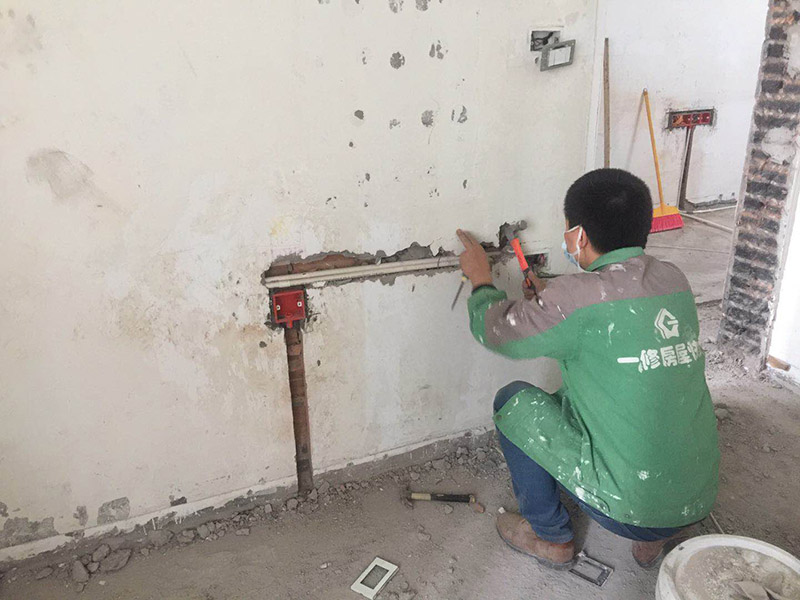 電路開槽安裝：定位開槽：定位完成后，電工根據(jù)定位和電路走向，開布線槽，線路槽橫平豎直。 走管：布線一般采用線管暗埋方式。線管有冷彎管和 PVC管兩種，冷彎管可以彎曲而不斷裂，是布線的最好選擇，因?yàn)樗霓D(zhuǎn)角是有弧度的，線可以隨時更換，而不用開墻。 穿線：強(qiáng)弱電的間距要在 30---50 公分；強(qiáng)弱電更不能同穿一根管內(nèi)；空調(diào)插座安 裝應(yīng)離地 2 米以上，電線線路要和煤氣管相距 40 公分以上。