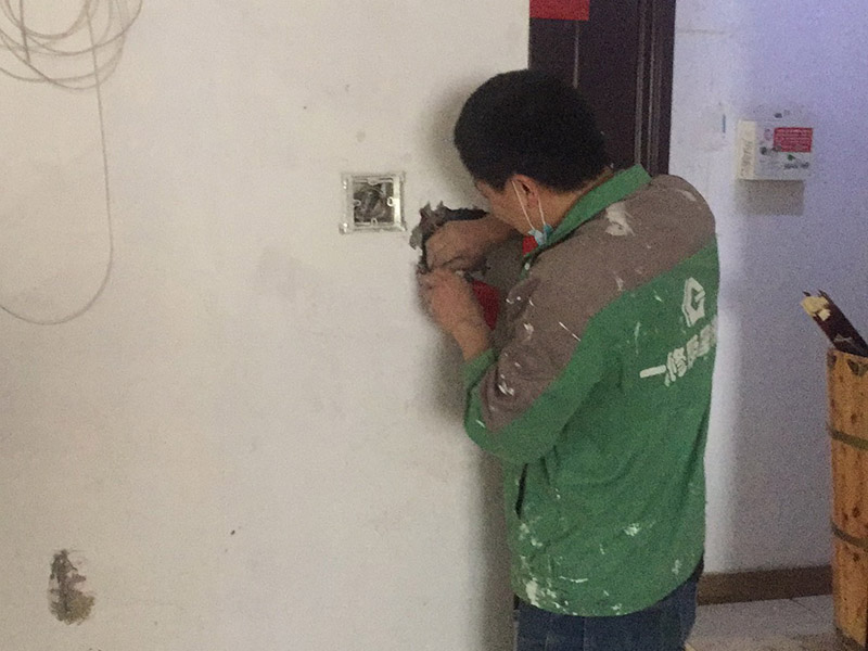 電路開槽安裝：定位開槽：定位完成后，電工根據(jù)定位和電路走向，開布線槽，線路槽橫平豎直。 走管：布線一般采用線管暗埋方式。線管有冷彎管和 PVC管兩種，冷彎管可以彎曲而不斷裂，是布線的最好選擇，因?yàn)樗霓D(zhuǎn)角是有弧度的，線可以隨時更換，而不用開墻。 穿線：強(qiáng)弱電的間距要在 30---50 公分；強(qiáng)弱電更不能同穿一根管內(nèi)；空調(diào)插座安 裝應(yīng)離地 2 米以上，電線線路要和煤氣管相距 40 公分以上。