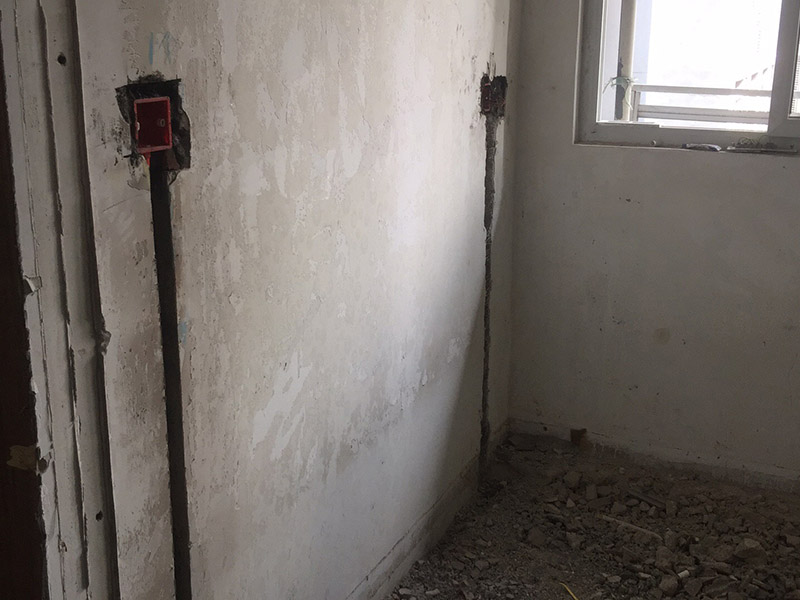 電路開槽安裝：定位開槽：定位完成后，電工根據(jù)定位和電路走向，開布線槽，線路槽橫平豎直。 走管：布線一般采用線管暗埋方式。線管有冷彎管和 PVC管兩種，冷彎管可以彎曲而不斷裂，是布線的最好選擇，因?yàn)樗霓D(zhuǎn)角是有弧度的，線可以隨時更換，而不用開墻。 穿線：強(qiáng)弱電的間距要在 30---50 公分；強(qiáng)弱電更不能同穿一根管內(nèi)；空調(diào)插座安 裝應(yīng)離地 2 米以上，電線線路要和煤氣管相距 40 公分以上。
