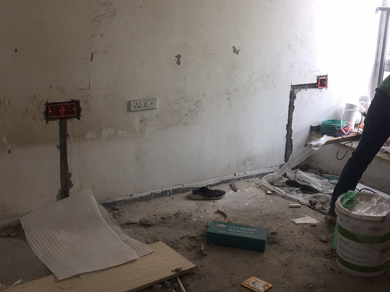 電路開槽安裝：定位開槽：定位完成后，電工根據(jù)定位和電路走向，開布線槽，線路槽橫平豎直。 走管：布線一般采用線管暗埋方式。線管有冷彎管和 PVC管兩種，冷彎管可以彎曲而不斷裂，是布線的最好選擇，因?yàn)樗霓D(zhuǎn)角是有弧度的，線可以隨時更換，而不用開墻。 穿線：強(qiáng)弱電的間距要在 30---50 公分；強(qiáng)弱電更不能同穿一根管內(nèi)；空調(diào)插座安 裝應(yīng)離地 2 米以上，電線線路要和煤氣管相距 40 公分以上。