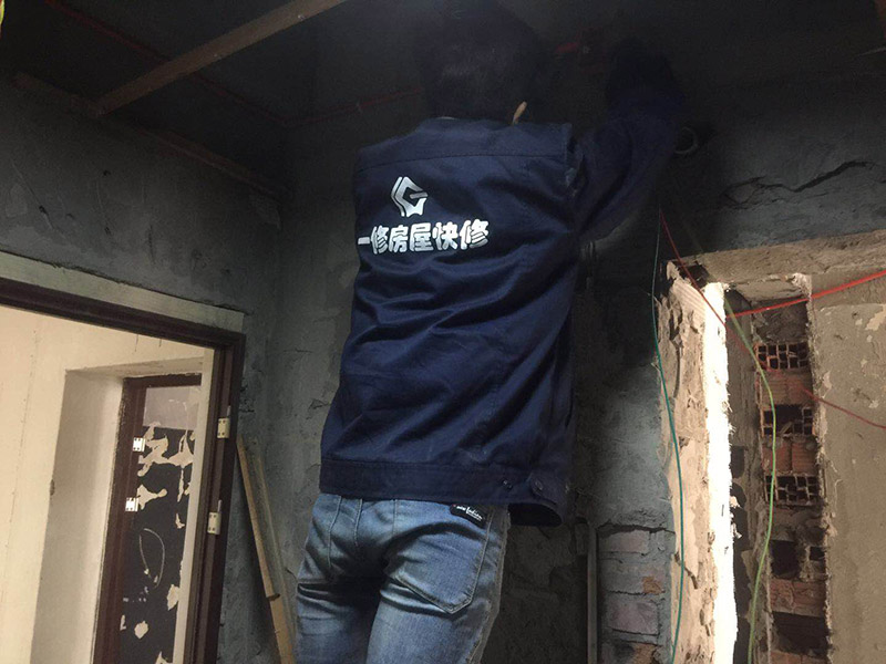 電路暗管穿線：首先把引線鐵絲頭約彈簧一半的長(zhǎng)度置彈簧內(nèi)，再用細(xì)鐵線絞緊使二者不易分離脫落即可，不論是穿引線鐵絲還是用鐵絲拉穿導(dǎo)線，過彎道都要溫柔一點(diǎn)，否則容易出麻煩，穿好鐵絲后，把待穿的導(dǎo)線集束，牢固地捆綁在鐵絲一端，慢慢拉動(dòng)鐵絲的另一端，導(dǎo)線就穿成了； 穿線的暗管彎頭，只能用專用工具把管子彎曲以擴(kuò)大轉(zhuǎn)彎半徑使穿線容易，而不可使用成品彎頭，使用成品彎頭即便預(yù)留引線都很難很難穿線而且還會(huì)在穿線過程中使導(dǎo)線絕緣受損。