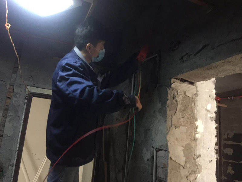 電路暗管穿線：首先把引線鐵絲頭約彈簧一半的長(zhǎng)度置彈簧內(nèi)，再用細(xì)鐵線絞緊使二者不易分離脫落即可，不論是穿引線鐵絲還是用鐵絲拉穿導(dǎo)線，過彎道都要溫柔一點(diǎn)，否則容易出麻煩，穿好鐵絲后，把待穿的導(dǎo)線集束，牢固地捆綁在鐵絲一端，慢慢拉動(dòng)鐵絲的另一端，導(dǎo)線就穿成了； 穿線的暗管彎頭，只能用專用工具把管子彎曲以擴(kuò)大轉(zhuǎn)彎半徑使穿線容易，而不可使用成品彎頭，使用成品彎頭即便預(yù)留引線都很難很難穿線而且還會(huì)在穿線過程中使導(dǎo)線絕緣受損。