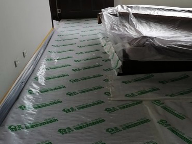 地面家具保護(hù)：地面有瓷磚或是地板的話，很可能改造的時候?qū)λ麄冇袀Φ模栽谂f房改造中一定要對地面進(jìn)行保護(hù)，可以在地面鋪上厚厚的廢紙箱，紙箱下面墊些軟的東西，防止刮花地板。再叫施工師傅用鉆子鑿，別用大鐵錘直接砸。直接砸碎磚會亂飛。