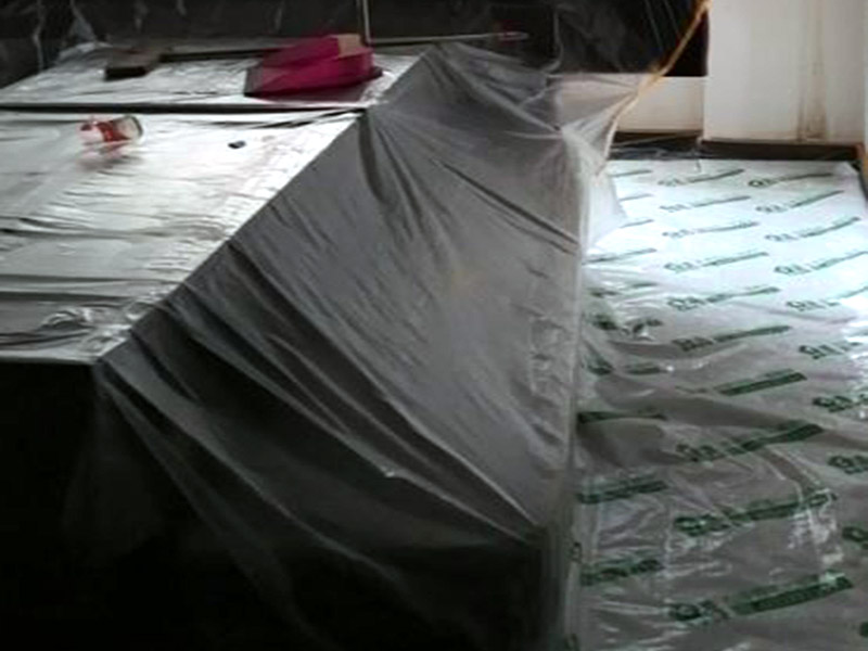 地面家具保護(hù)：地面有瓷磚或是地板的話，很可能改造的時候?qū)λ麄冇袀Φ模栽谂f房改造中一定要對地面進(jìn)行保護(hù)，可以在地面鋪上厚厚的廢紙箱，紙箱下面墊些軟的東西，防止刮花地板。再叫施工師傅用鉆子鑿，別用大鐵錘直接砸。直接砸碎磚會亂飛。