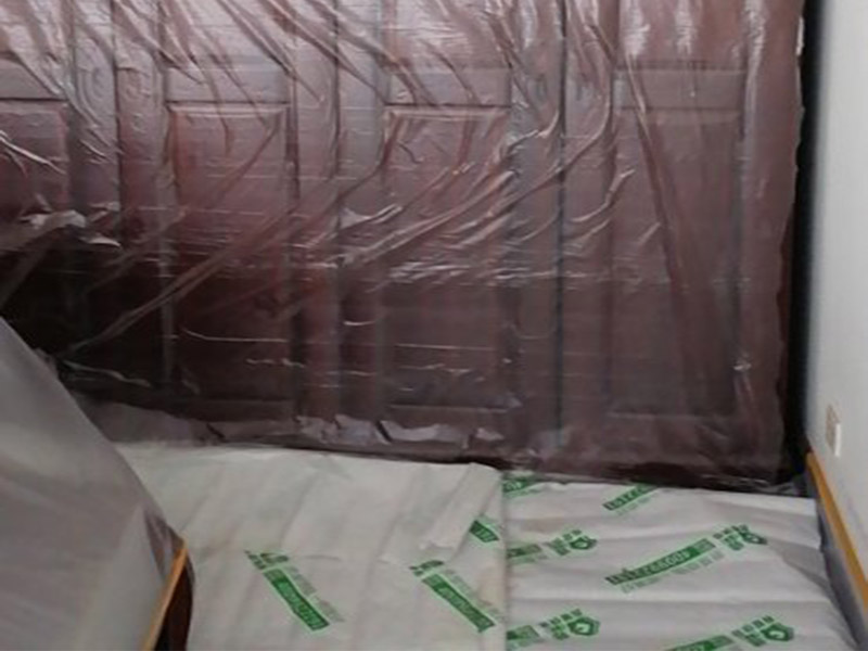 地面家具保護(hù)：地面有瓷磚或是地板的話，很可能改造的時候?qū)λ麄冇袀Φ?，所以在舊房改造中一定要對地面進(jìn)行保護(hù)，可以在地面鋪上厚厚的廢紙箱，紙箱下面墊些軟的東西，防止刮花地板。再叫施工師傅用鉆子鑿，別用大鐵錘直接砸。直接砸碎磚會亂飛。