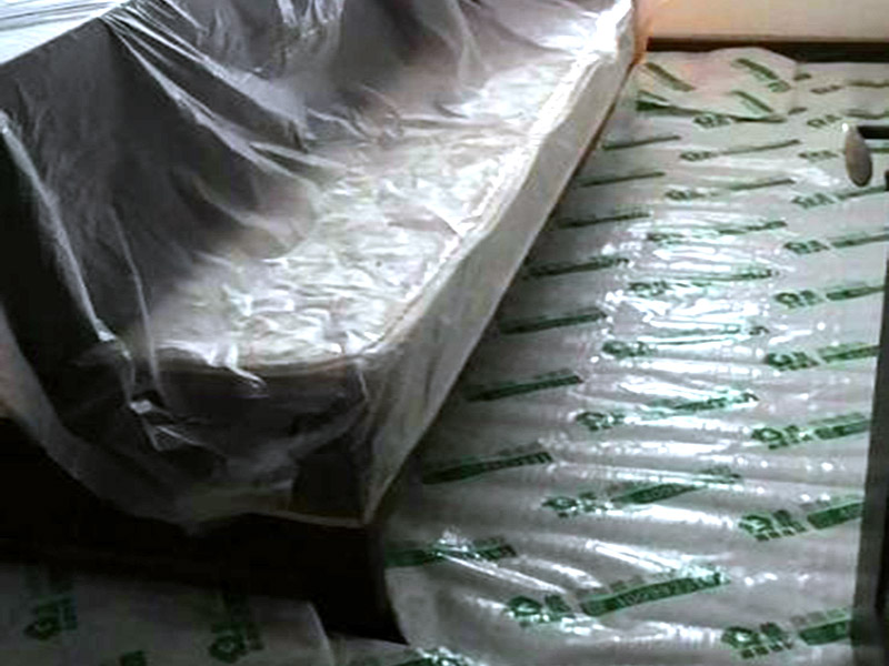 地面家具保護(hù)：地面有瓷磚或是地板的話，很可能改造的時候?qū)λ麄冇袀Φ?，所以在舊房改造中一定要對地面進(jìn)行保護(hù)，可以在地面鋪上厚厚的廢紙箱，紙箱下面墊些軟的東西，防止刮花地板。再叫施工師傅用鉆子鑿，別用大鐵錘直接砸。直接砸碎磚會亂飛。