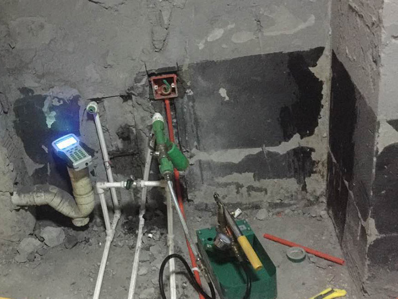 水管打壓檢測(cè)：靜水管道的壓力是不能夠低于0.80MPa，而若是管道工作壓力小于0.8MPa，那么水壓試驗(yàn)壓力應(yīng)選擇0.8MPa。并且需要注意的是，不能用氣壓試驗(yàn)代替水壓試驗(yàn)。管道水壓試驗(yàn)長度不能超過1000m，并且對(duì)于有附件的管段來說，水壓試驗(yàn)分段長度不宜大于500m。并且材質(zhì)不同，試壓是需要有所區(qū)分的。在加壓時(shí)，應(yīng)該采用帶有計(jì)量裝置的設(shè)備，并且精度不應(yīng)低于1.5級(jí)，量程范圍應(yīng)為試驗(yàn)壓力1.3~1.5倍，表盤直徑不應(yīng)小于150mm。