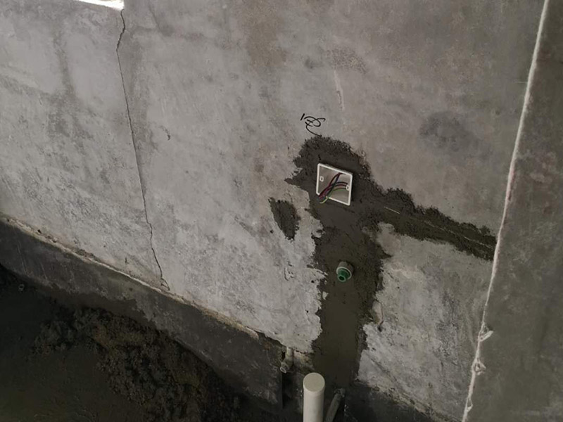 插座布線安裝：衛(wèi)生間的電路改造只需要把整體照明燈具的線路預(yù)留好就可以，相對來說比較簡單。另外，衛(wèi)生間是水氣較多的地方，因此，嚴禁在衛(wèi)生間內(nèi)的潮濕處如淋浴區(qū)或澡盆附近設(shè)置電源插座，其它區(qū)域設(shè)置的電源插座應(yīng)采用防濺式。有外窗時，應(yīng)在外窗旁預(yù)留排氣扇接線盒或插座，由于排氣風(fēng)道一般在淋浴區(qū)或澡盆附近，所以接線盒或插座應(yīng)距地面2.25m以上安裝。距淋浴區(qū)或澡盆外沿0.6m外預(yù)留電熱水器插座和潔身器用電源插座。在盥洗臺鏡旁設(shè)置美容用和剃須用電源插座，距地面1.5m～1.6m安裝。安裝在衛(wèi)生間的插座宜帶開關(guān)和指示燈，如果安裝在潮濕位置的插座，最好在插座表面安裝一個防水的蓋子，避免水汽進入插座內(nèi)，引起短路。