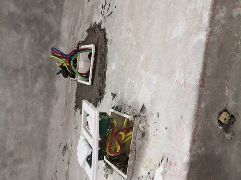 插座布線安裝：衛(wèi)生間的電路改造只需要把整體照明燈具的線路預(yù)留好就可以，相對來說比較簡單。另外，衛(wèi)生間是水氣較多的地方，因此，嚴禁在衛(wèi)生間內(nèi)的潮濕處如淋浴區(qū)或澡盆附近設(shè)置電源插座，其它區(qū)域設(shè)置的電源插座應(yīng)采用防濺式。有外窗時，應(yīng)在外窗旁預(yù)留排氣扇接線盒或插座，由于排氣風(fēng)道一般在淋浴區(qū)或澡盆附近，所以接線盒或插座應(yīng)距地面2.25m以上安裝。距淋浴區(qū)或澡盆外沿0.6m外預(yù)留電熱水器插座和潔身器用電源插座。在盥洗臺鏡旁設(shè)置美容用和剃須用電源插座，距地面1.5m～1.6m安裝。安裝在衛(wèi)生間的插座宜帶開關(guān)和指示燈，如果安裝在潮濕位置的插座，最好在插座表面安裝一個防水的蓋子，避免水汽進入插座內(nèi)，引起短路。