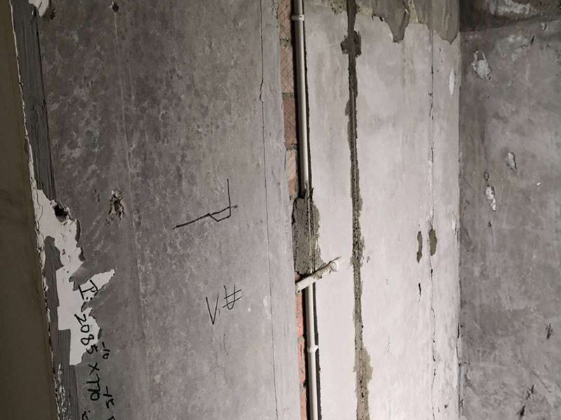 插座布線安裝：衛(wèi)生間的電路改造只需要把整體照明燈具的線路預(yù)留好就可以，相對來說比較簡單。另外，衛(wèi)生間是水氣較多的地方，因此，嚴禁在衛(wèi)生間內(nèi)的潮濕處如淋浴區(qū)或澡盆附近設(shè)置電源插座，其它區(qū)域設(shè)置的電源插座應(yīng)采用防濺式。有外窗時，應(yīng)在外窗旁預(yù)留排氣扇接線盒或插座，由于排氣風(fēng)道一般在淋浴區(qū)或澡盆附近，所以接線盒或插座應(yīng)距地面2.25m以上安裝。距淋浴區(qū)或澡盆外沿0.6m外預(yù)留電熱水器插座和潔身器用電源插座。在盥洗臺鏡旁設(shè)置美容用和剃須用電源插座，距地面1.5m～1.6m安裝。安裝在衛(wèi)生間的插座宜帶開關(guān)和指示燈，如果安裝在潮濕位置的插座，最好在插座表面安裝一個防水的蓋子，避免水汽進入插座內(nèi)，引起短路。