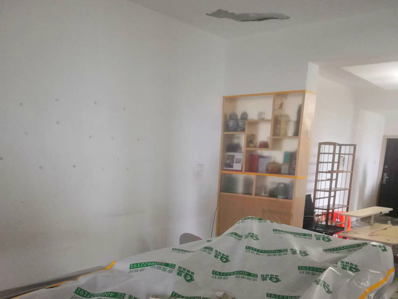 家具地面保護：滿鋪成品瓦楞紙板，再用干凈彩條布滿鋪在普通石膏板上，在彩條布交接處及轉(zhuǎn)角處用膠帶固定，也可選用木芯板或三夾板。材料選用視上人、車情況而定。用原門框保護膜，或者多層板或密度板，報紙，美紋紙保護。