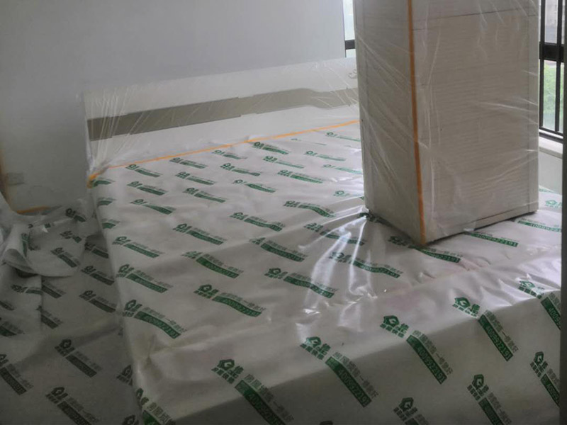 家具地面保護：滿鋪成品瓦楞紙板，再用干凈彩條布滿鋪在普通石膏板上，在彩條布交接處及轉(zhuǎn)角處用膠帶固定，也可選用木芯板或三夾板。材料選用視上人、車情況而定。用原門框保護膜，或者多層板或密度板，報紙，美紋紙保護。